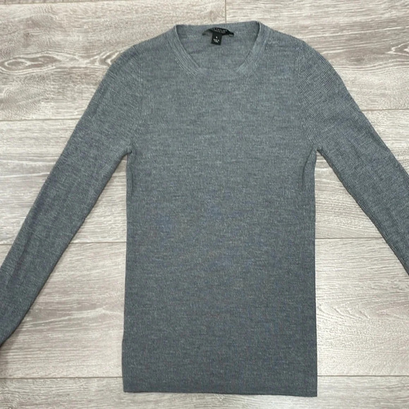 Ann Taylor Extrafine 100% Merino Wool Gray Ruffle Cuff Sweater Ribbed M - Picture 3 of 16